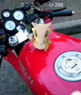 画像: バイクと2ショット。