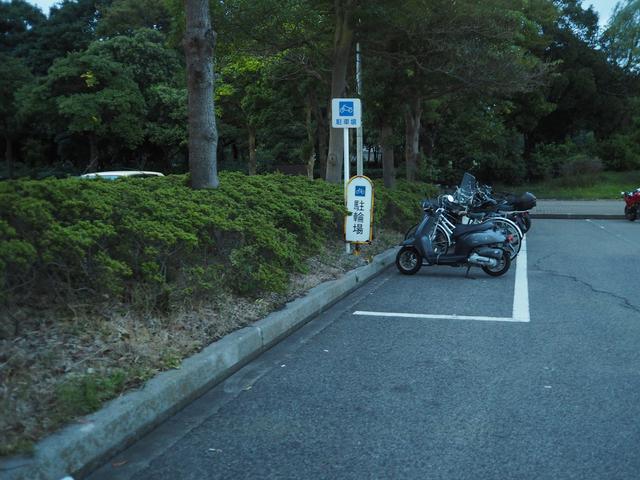 画像: バイクや自転車用の駐輪場も無料。