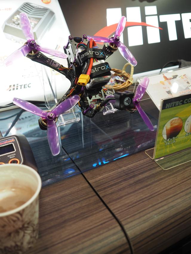 画像: こちらはオリジナルのドローンだそうです。コーヒーを頂いている間はドローンの説明をしてくださいました。そして市販ドローンの展示も拝見♪