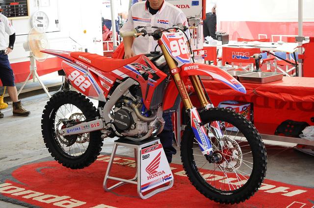 画像: HRCワークスマシンCRF450RW スズキRM-Zはアクラポビッチだったけど、CRFはヨシムラマフラーです