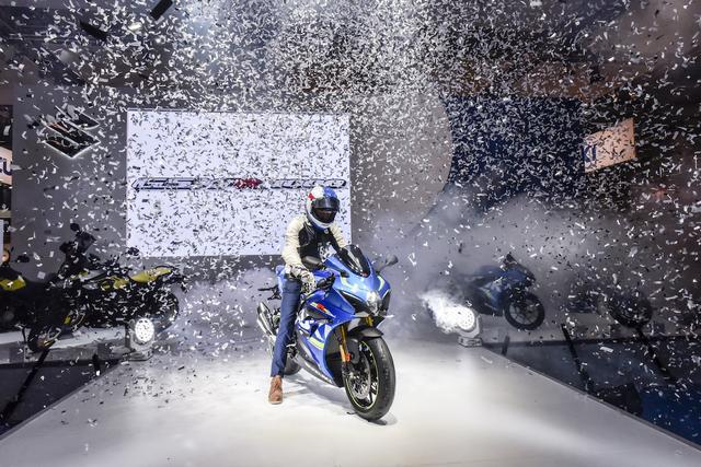 画像: 花火が飛び、紙吹雪が舞う中新型R1000Rで登場したのはケビン・シュワンツご本人!