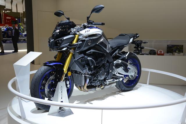 画像: シルバー、ブルー、そしてブラック。ボディカラーからしてR1の血筋を強く感じさせます。