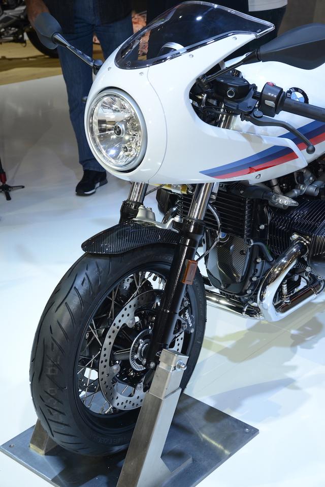 画像: シンプルな形状ながら、カウルは凝った造り。ヘッドライトのバルブカバーにはBMWのロゴが。