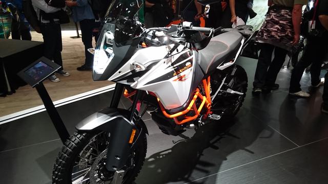 画像: こちらは1090R。スタイリングは1190Rのものを継承しています。