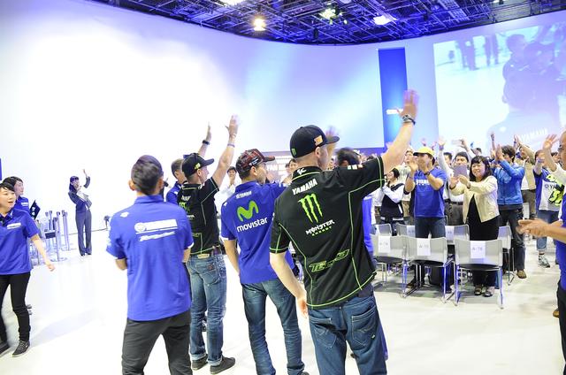 画像: こんな距離でライダーと触れ合えるなんて機会、なかなかないもんね ファンのみなさん、楽しんでました