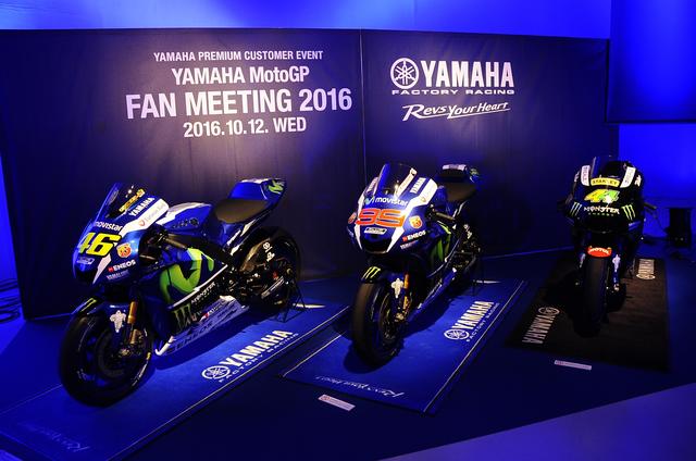 画像: 3台のYZR-M1が並べられました こういう演出、ヤマハって上手いよね