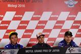 画像: マルケスを中心に、左にロッシ、右にロレンソ ロッシ、どことなくボーッとしてない?!