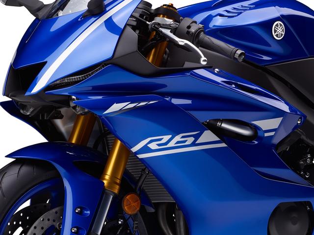 画像: 新しいカヤバ製のフロントフォークは従来のΦ41mmからΦ43mmになっている。