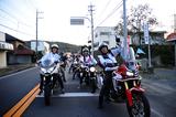 画像: なぜか1か所だけ(笑)信号待ちがありました。それ以外は一般車も停まってくれての大パレードです!