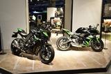 画像: リニューアルオープンを記念して、「2017 MODEL FAIR」も開催中。インターモトで発表されたばかりのモデルが展示されているのだ。写真は2017年型の「Z1000 ABS(左)」と「Ninja 650 ABS(右)」。