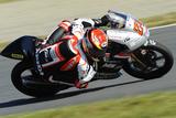 画像: 空気抵抗になるから、ひじも膝も折りたたんだままのフルバンク!ここんところのmoto3乗りですね