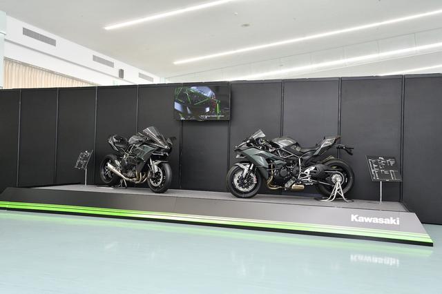 画像: Ninja H2R(左)とNinja H2(右)