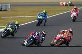 画像: ロレンソのインにスパッと入ってマルケスがトップへ。これが4周目のV字コーナーです。(写真/後藤 純)