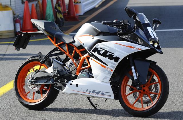 画像: 今回、先導用にKTMからお借りしてきましたRC250 参加者のみんなも興味津々、質問攻めでした^^