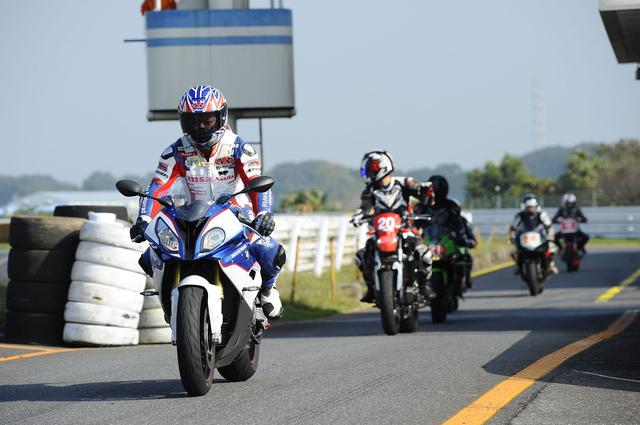 画像: 酒井大作+S1000RRによるゼータクな先導! 緊張の初コースイン!