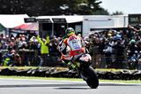 画像: ドライのレースで今シーズン2勝目を挙げたクラッチロー。勝利数でロッシに並んじゃった!