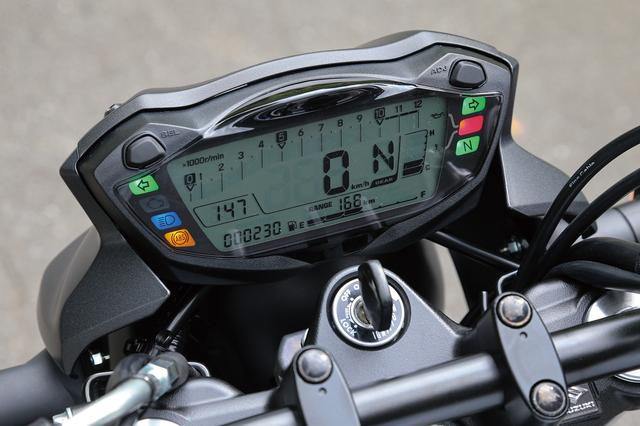 画像: GSX-S1000と同タイプの一体型液晶メーターは多機能なのが魅力。バーグラフ式タコメーター、ギアポジション表示、ツイントリップに平均/瞬間燃費計まで装備する。