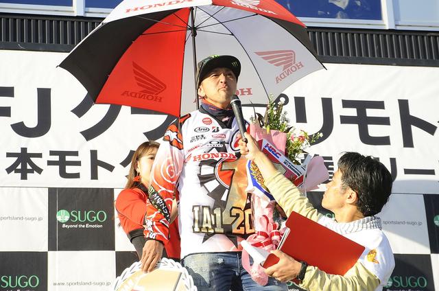 画像: 泣いた成田がしゃくりあげた決定的瞬間。涙もボロリと落ちました