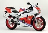 画像: 1990年3月 水冷直4エンジンは前年登場のCBR250Rベースに大改良、レブリミットを引き上げてよりパワフルな超高回転型エンジンに。LCGフレーム、ガルアーム、ブレーキやサスのグレードアップで車体も一新、ハイレベルな走りを可能とした。
