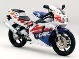 画像: 1992年5月 シリーズのフラッグシップモデルであるCBR900RRと共通デザインの、スポーティなブラッシュパターンを多用したカラーリングを採用。