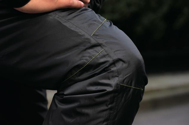 画像: ヒザと股下は立体裁断となっており、動きやすさを重視。ライディングフォーム時の動きもスムーズだ。