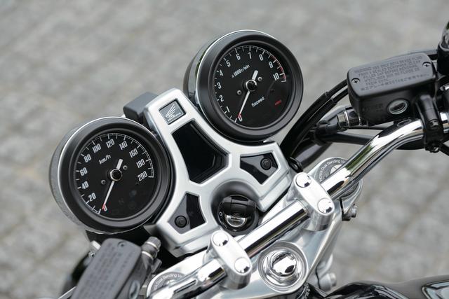 画像: メーターユニットは従来のCB1100/EXに採用されていたものと基本的に同じアナログ2連タイプ。反転液晶パネルを備えたパネル部分がアルミ仕上げにされているのが変更点。