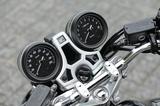 画像: メーターユニットは従来のCB1100/EXに採用されていたものと基本的に同じアナログ2連タイプ。反転液晶パネルを備えたパネル部分がアルミ仕上げにされているのが変更点。