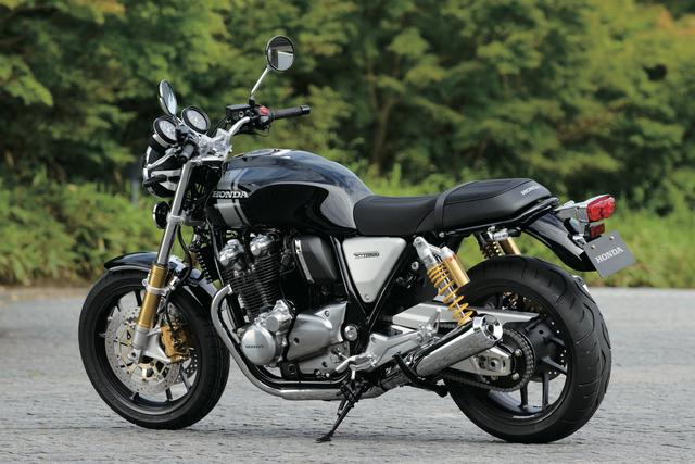 画像: CB1100RSのスタイルは、1970年代のレーシングマシンをイメージさせるモダンなカフェレーサー的なもの。フランジレス構造を採用して美しさを追求した燃料タンクなど、上質な造りでスポーティな美しさを表現している。