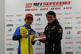 画像: GP3クラスのポールシッターに贈られる「富沢祥也賞」 プレゼンターはノビーさん、このふたり、師弟関係やないかw