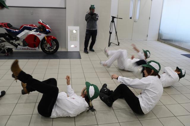 画像: 工場見学の後は展示ホールでRC213V-Sとご対面。「カッコいい! コレいくらですか?」 で、2190万円というお値段を聞いて、一同思わず卒倒の図(笑)