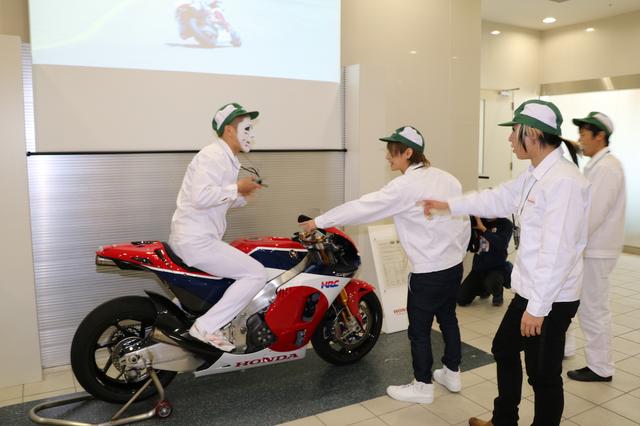 画像: 樽美酒さんはまたがる際に首から下げた無線機がタンクに軽く接触。 すぐさまメンバーから「おいおい!」とツッコミが。
