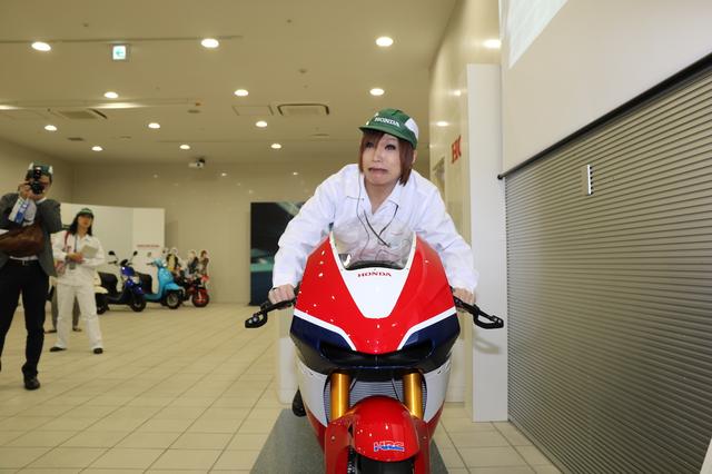 画像: メンバー一人づつ、RC213V-Sにまたがって、記念に各自の携帯で記念撮影。 キリショーこと鬼龍院さんは値段を聞いた直後だけに「怖い、怖い」と言いながらパチリ。