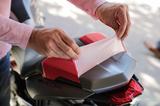画像: スプレーで塗装するだけ。カラーリングに飽きたら剥がすだけ。愛車の雰囲気を変えるだけではなくて、カウル類の保護などにも使うことができる。ちなみに、剥がした後の糊残りもほとんど無かった。ちなみに、上の写真は下地に白のスプレーを吹いていたので、剥がした裏地は白くなっている。