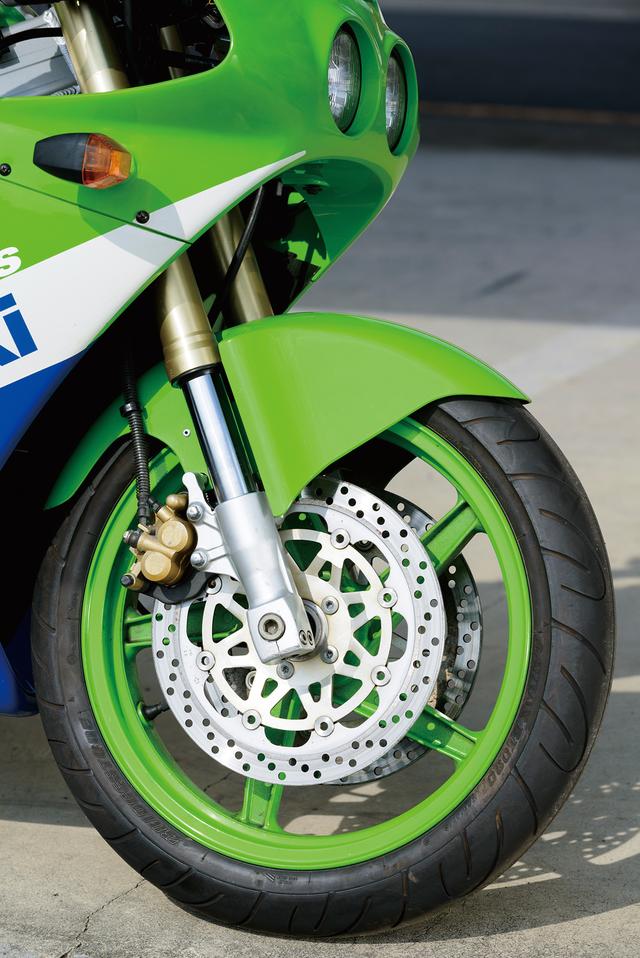 画像: ZXR400とともに国内市販ロードモデル初採用となった倒立フォークはインナーチューブ径φ41mm。スプリングイニシャルと伸び側ダンパーの調整が可能だった。フロントタイヤはスタンダードはバイアス、「R」はラジアル指定。