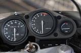 画像: 無駄な装飾を省いた、まるで市販レーサーTZ250のようなシンプルなメーターパネル。タコメーターの目盛りを3000rpmからとすることで、パワーバンド域が視認性のいい真上付近に来るように設定している。