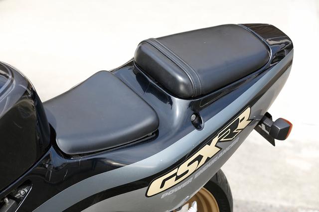 画像: 当時のレーサーレプリカモデルの定番スタイルともいえる完全な前後セパレートシートを採用。タンデムシートはキー操作による着脱式で、下には車載工具、書類+アルファが収められるスペースが確保されていた。
