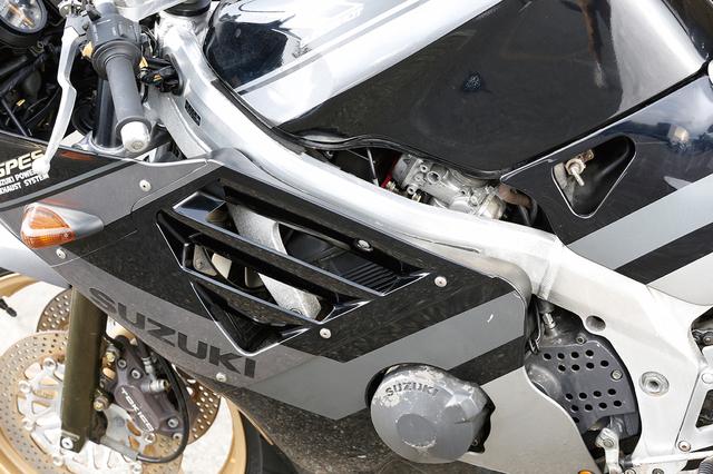 画像: フレームとタンクの隙間から顔を覗かせるキャブレター。GSX-R250まで採用されていたアイサン製の1ボディ2バレルキャブから、ミクニ製の4連スリングショットキャブに変更され、レスポンス特性の向上が図られた。