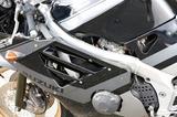 画像: フレームとタンクの隙間から顔を覗かせるキャブレター。GSX-R250まで採用されていたアイサン製の1ボディ2バレルキャブから、ミクニ製の4連スリングショットキャブに変更され、レスポンス特性の向上が図られた。