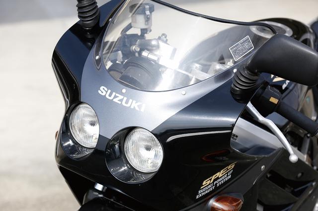 画像: カウリングとヘッドライトレンズがツライチだったGSX-Rのデザインに対して、カウリングをスラントさせ、ヘッドライトを奥に追い込むことでより立体感を持たせたマスクデザイン。この個体に装着されているミラーは非純正だ。