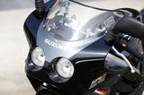 画像: カウリングとヘッドライトレンズがツライチだったGSX-Rのデザインに対して、カウリングをスラントさせ、ヘッドライトを奥に追い込むことでより立体感を持たせたマスクデザイン。この個体に装着されているミラーは非純正だ。