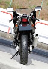 画像: ライダーが跨った状態で理想的なエアロダイナミクスが成立するよう意図された、起伏のあるグラマラスなフォルムが特徴的。そうでありながら、前後方向から見るとかなりスリムにまとめられていることがわかる。