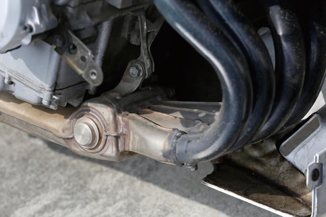 画像: 高回転化に伴って細くなりがちな低中速トルクを補うため、88年発売のFZR250-2型で採用された排気デバイス「EXUP」を引き続き採用。クランクケース前部に配置されるため、4気筒250ccとしては異例なほどエキパイが短い。