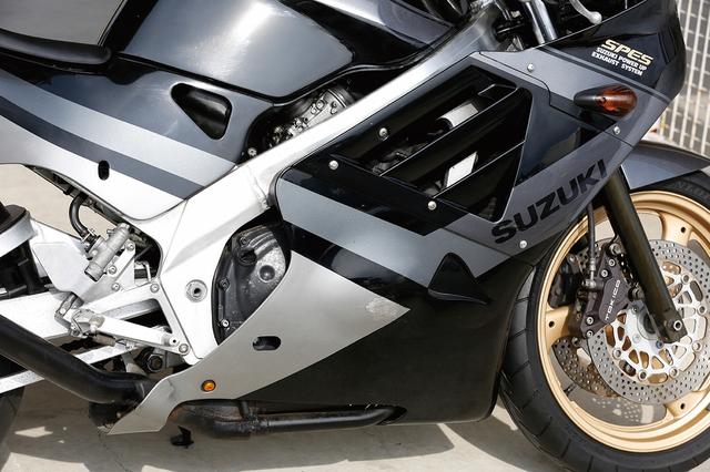 画像: 先代GSX-R250をベースに、動弁系から吸排気系まで大幅なブラッシュアップが図られた水冷DOHC4バルブ4気筒エンジン。スペック上はライバルと肩を並べるが、その特性はビギナーにも扱いやすく仕上げられていた。