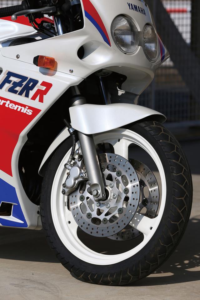 画像: 85年に登場して市場を席巻したTZR250に倣い、FZR250で大径シングルディスク化されたフロントブレーキは、このFZR250Rで再びφ282mmのダブルディスクに。キャリパーは異径対向4ポットタイプが組み合わされた。