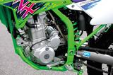 画像: ルーツとなった初代モデルから熟成を重ねてきたDOHC水冷シングル。FI仕様で最高出力24PSを発揮する。