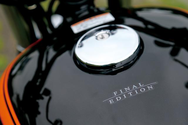 画像: タンク上面、給油口の後ろに控えめに「FINAL EDITION」ロゴがあしらわれている。