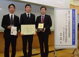 画像: 軽金属学会は、1951 年発足で、アルミニウム、チタン、マグネシウムなど軽金属に関する学術・技術の進歩発展を図り工業発展に尽力することを目的とする国内唯一の団体。授与式は茨城大学で行われた。