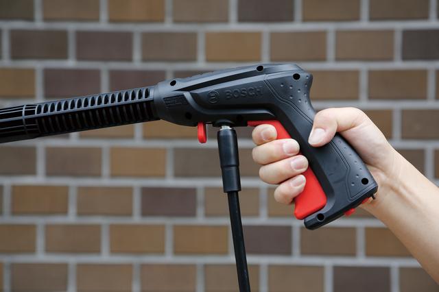 画像: グリップ部の赤いレバーを握り込むと水を噴射できる。また、レバーを握る力加減によって水流の強さも変化させることができる。
