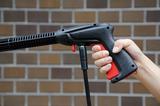 画像: グリップ部の赤いレバーを握り込むと水を噴射できる。また、レバーを握る力加減によって水流の強さも変化させることができる。