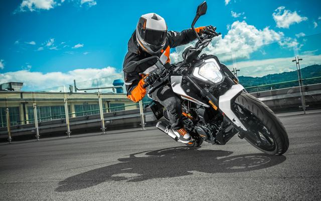 画像: こちらは250DUKE。ライト回りが若干異なっています。